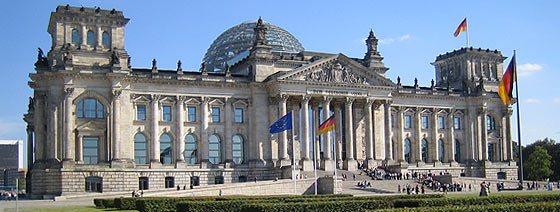 Der Reichstag in Berlin mit imposanter Glaskuppel.